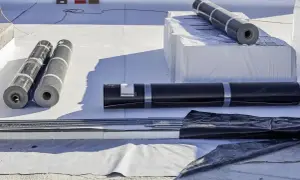 Rolki papy i materiałów izolacyjnych, gotowe do ułożenia jako membrana dachowa.