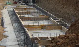 Fundament domu 100m2 w budowie. Beton i zbrojenie czekają na zalanie.