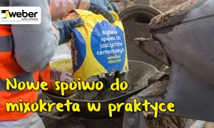 Ręce w rękawiczkach wsypują worek z napisem "szybkie spoiwo do jastrychów cementowych weberfloor FIBROCEM" do betoniarki. To nowy cement na wylewki.