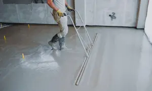 Robot zacierający świeżą wylewkę betonową. Czas, ile schnie wylewka betonowa, zależy od wielu czynników.