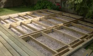 Szkielet tarasu z legarami co ok. 40 cm, gotowy do ułożenia desek. Podkład z żwiru.