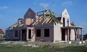 Budowa domu z keramzytu w toku. Rozpoczęto prace nad dachem, a ściany są już otynkowane. Interesuje Cię dom z keramzytu cena?