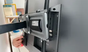 Montaż telewizora na ścianie z karton gipsu wymaga odpowiednich kołków. Ten uchwyt wygląda na solidny, więc czy karton gips utrzyma telewizor?