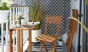Drewniane meble i wysoka trawa tworzą przytulną atmosferę, idealną, by osłonić balkon od sąsiadów.