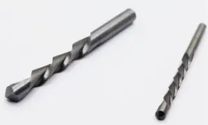 Dwa wiertła metalowe, jedno większe, drugie mniejsze. Idealne do wiercenia w karton gipsie.