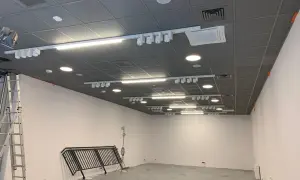 Nowoczesny sufit Armstrong z oświetleniem szynowym i klimatyzacją, gotowy do montażu.