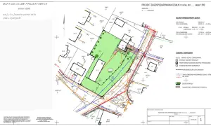 Projekt zagospodarowania terenu dla rozbudowy domu jednorodzinnego, uwzględniający istniejące budynki i zieleń.