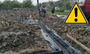 Budowa trwa! Wylewanie betonu na zbrojenie, tworząc solidne ławy fundamentowe pod przyszły budynek.