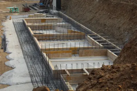 Fundament domu 100m2 w budowie. Beton i zbrojenie czekają na zalanie.