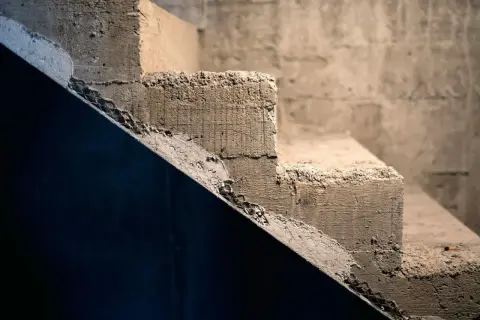Surowe schody betonowe, gotowe do wykończenia. Pomysł na to, jak tanio wykończyć schody betonowe, może obejmować malowanie lub płytki.
