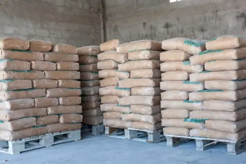 Stosy worków z cementem, idealne na fundament. Jaki cement na fundament wybrać? Tu znajdziesz odpowiedź.