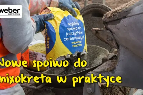 Ręce w rękawiczkach wsypują worek z napisem "szybkie spoiwo do jastrychów cementowych weberfloor FIBROCEM" do betoniarki. To nowy cement na wylewki.