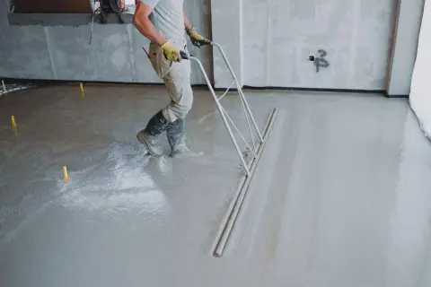 Robot zacierający świeżą wylewkę betonową. Czas, ile schnie wylewka betonowa, zależy od wielu czynników.