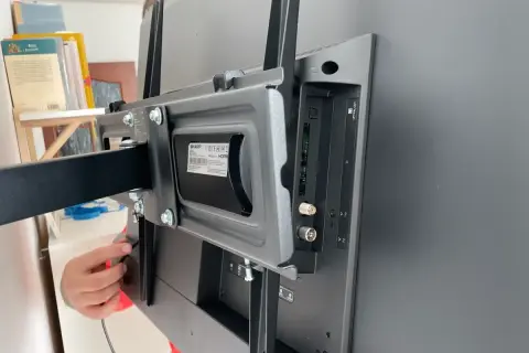 Montaż telewizora na ścianie z karton gipsu wymaga odpowiednich kołków. Ten uchwyt wygląda na solidny, więc czy karton gips utrzyma telewizor?