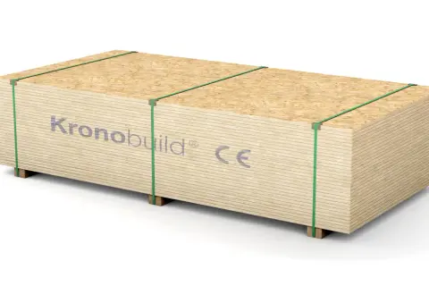 Płyty OSB Kronobuild 18 mm na palecie, zielone pasy spinające. Zastanawiasz się, ile waży płyta OSB 18 mm?