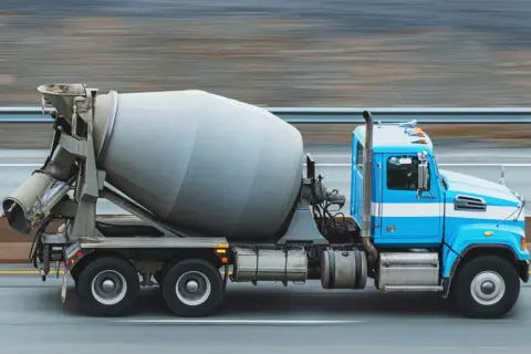 Niebieska gruszka betonu pędzi po drodze. Zastanawiasz się, ile kosztuje grucha betonu?