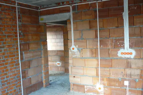 Ściany z cegły, instalacja elektryczna, puszki podtynkowe gotowe do osadzenia. Jaki gips do osadzania puszek będzie najlepszy?