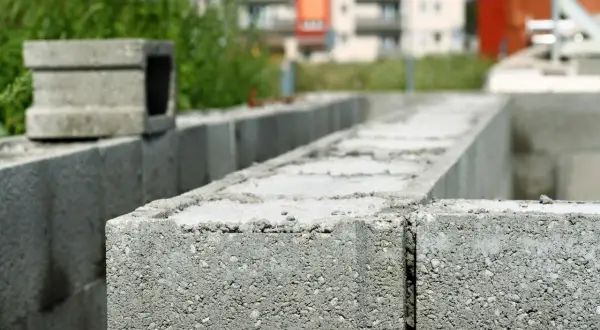 Pustak szalunkowy zbrojenie na budowie. Betonowe bloki tworzą fundament, gotowe na dalsze prace budowlane.