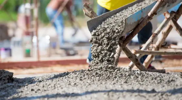 Beton B20 lub B25 leje się na fundament. Praca na budowie trwa.