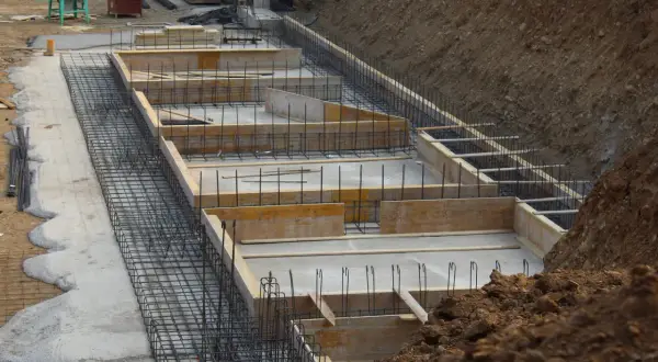 Fundament domu 100m2 w budowie. Beton i zbrojenie czekają na zalanie.