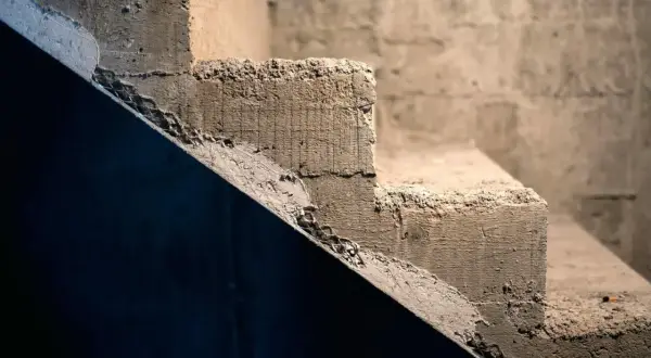 Surowe schody betonowe, gotowe do wykończenia. Pomysł na to, jak tanio wykończyć schody betonowe, może obejmować malowanie lub płytki.