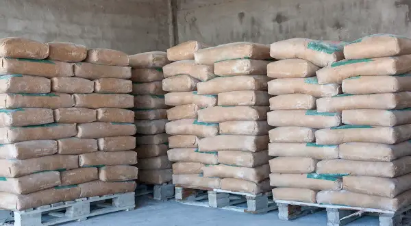 Stosy worków z cementem, idealne na fundament. Jaki cement na fundament wybrać? Tu znajdziesz odpowiedź.