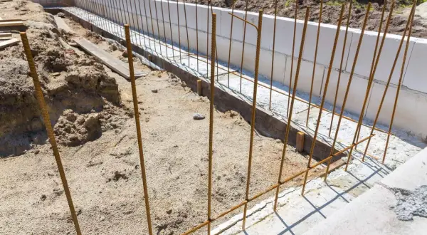 Budowa fundamentów: pionowe i poziome zbrojenie czeka na beton.