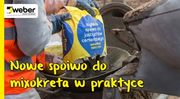 Ręce w rękawiczkach wsypują worek z napisem "szybkie spoiwo do jastrychów cementowych weberfloor FIBROCEM" do betoniarki. To nowy cement na wylewki.
