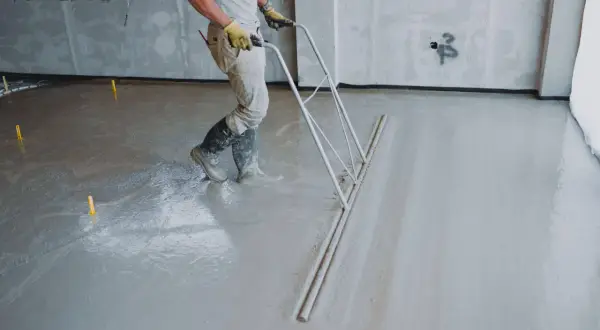 Robot zacierający świeżą wylewkę betonową. Czas, ile schnie wylewka betonowa, zależy od wielu czynników.