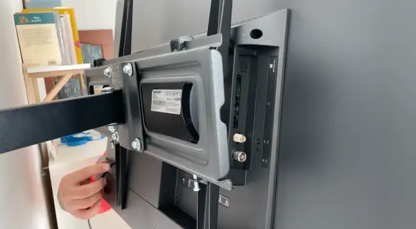 Montaż telewizora na ścianie z karton gipsu wymaga odpowiednich kołków. Ten uchwyt wygląda na solidny, więc czy karton gips utrzyma telewizor?