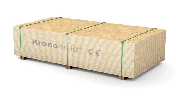 Płyty OSB Kronobuild 18 mm na palecie, zielone pasy spinające. Zastanawiasz się, ile waży płyta OSB 18 mm?