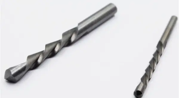 Dwa wiertła metalowe, jedno większe, drugie mniejsze. Idealne do wiercenia w karton gipsie.
