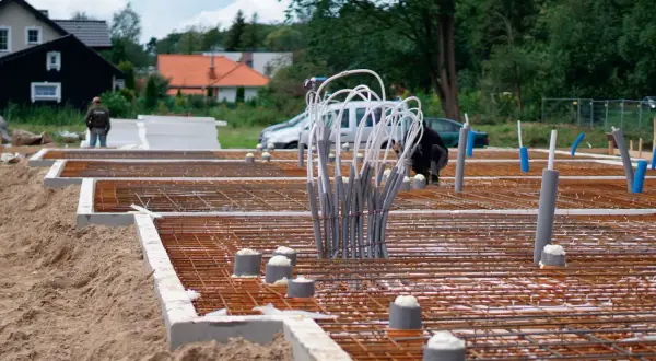 Budowa fundamentów: zbrojenie, rury i izolacja.