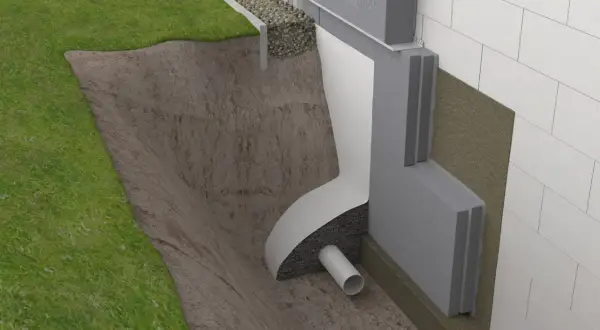 Przekrój pokazuje, jak ocieplić fundament starego domu: izolacja, drenaż i zabezpieczenie ściany przed wilgocią.