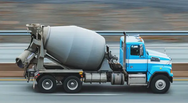 Niebieska gruszka betonu pędzi po drodze. Zastanawiasz się, ile kosztuje grucha betonu?