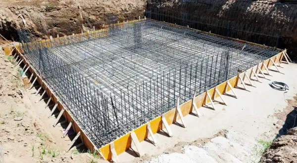 Szkielet zbrojeniowy i szalunki to kluczowe etapy, jak wykonać fundament. Solidna podstawa to podstawa każdej budowy.