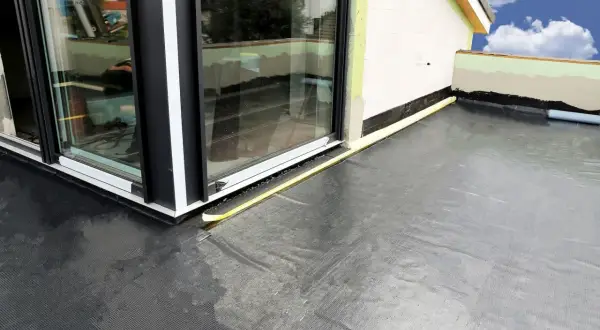 Nowoczesna hydroizolacja na balkon z czarnej membrany, chroniąca przed wilgocią.