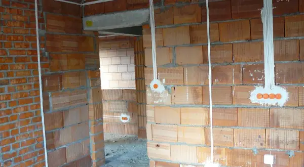Ściany z cegły, instalacja elektryczna, puszki podtynkowe gotowe do osadzenia. Jaki gips do osadzania puszek będzie najlepszy?
