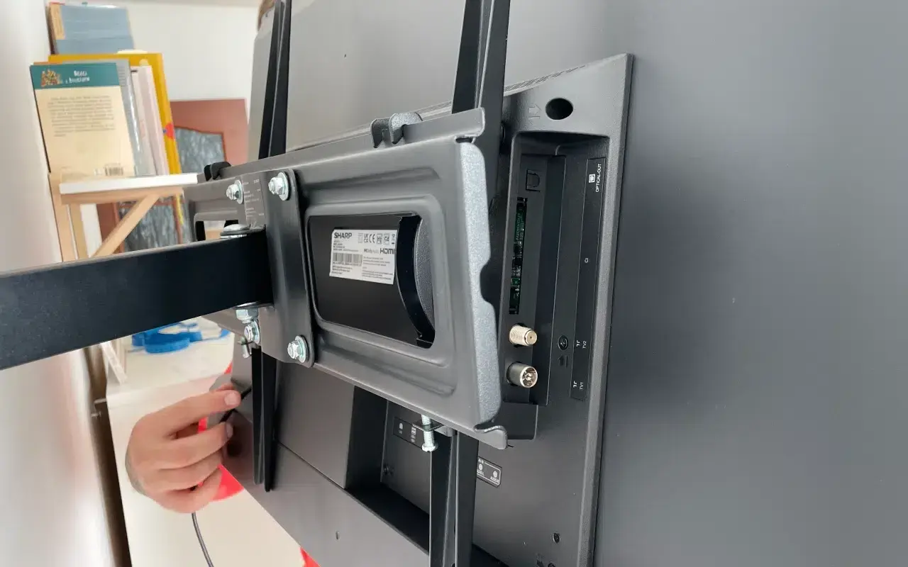 Montaż telewizora na ścianie z karton gipsu wymaga odpowiednich kołków. Ten uchwyt wygląda na solidny, więc czy karton gips utrzyma telewizor?
