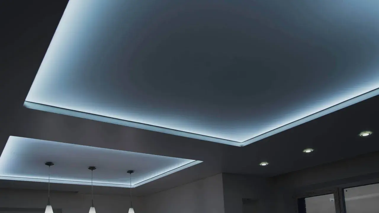 Nowoczesny sufit napinany z podświetleniem LED tworzy niepowtarzalny klimat.