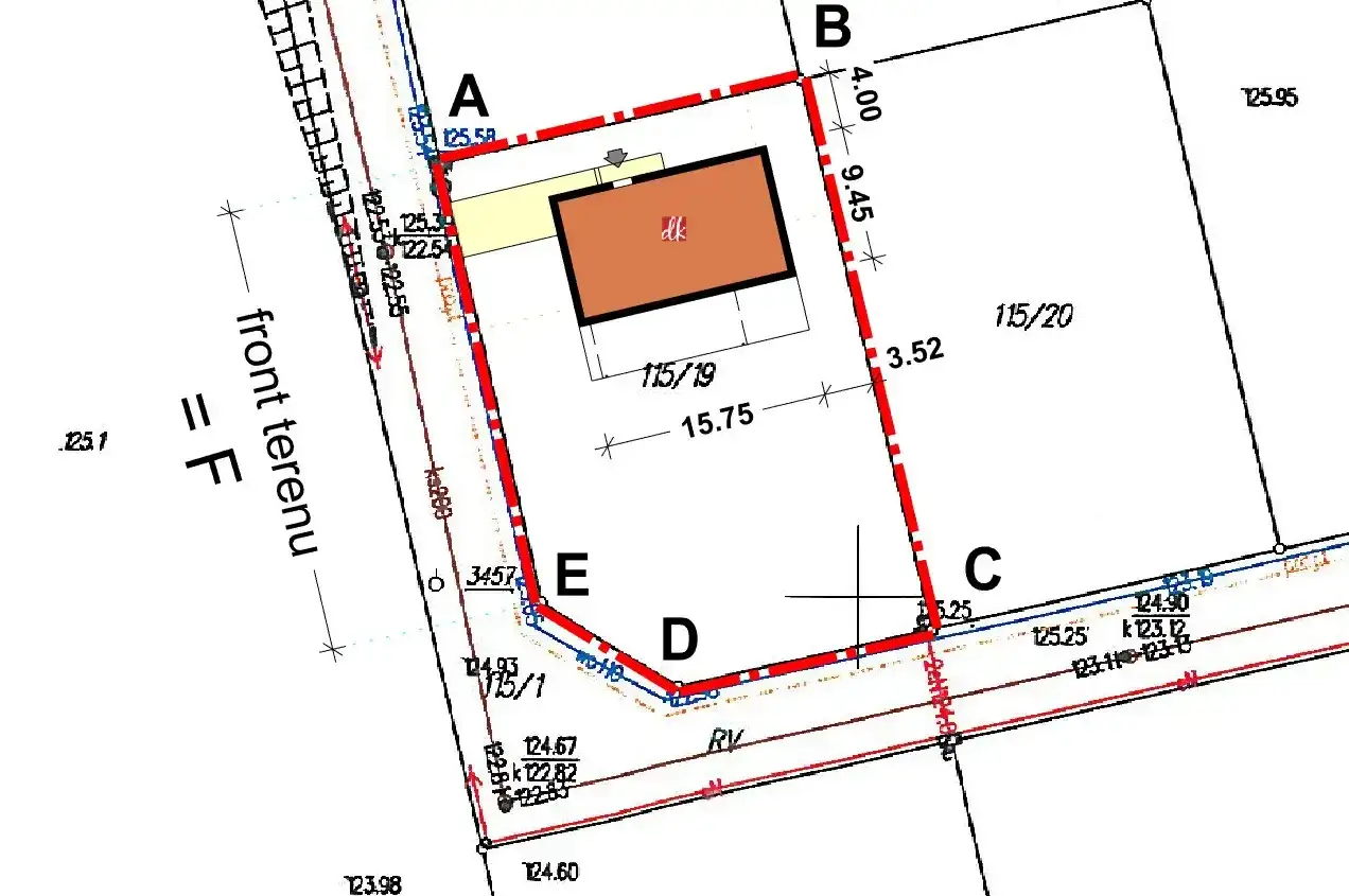Plan działki z zaznaczonym budynkiem. Określenie powierzchni zabudowy na mapie geodezyjnej.
