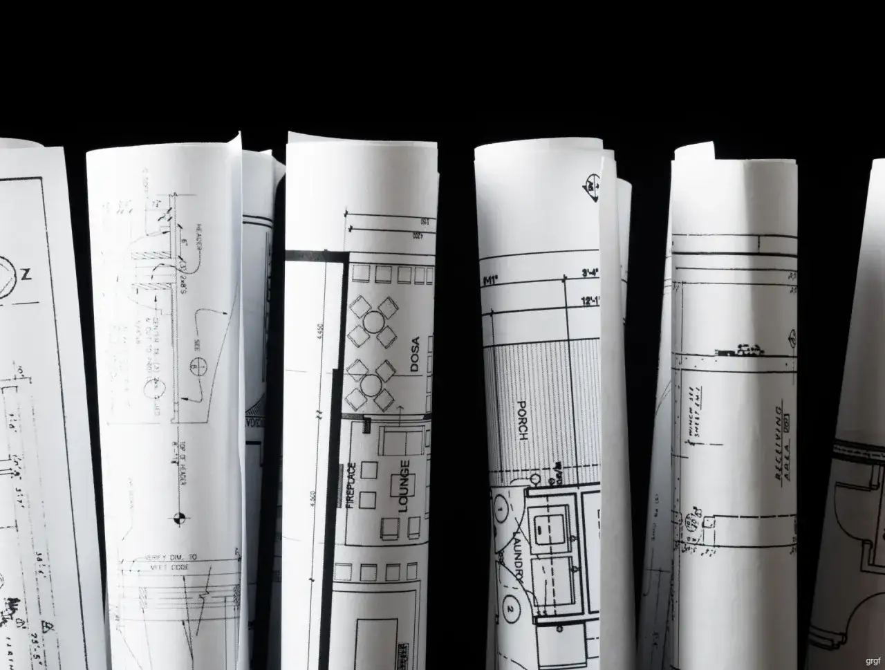 Zwoje projektów architektonicznych, w tym plany pomieszczeń jak 