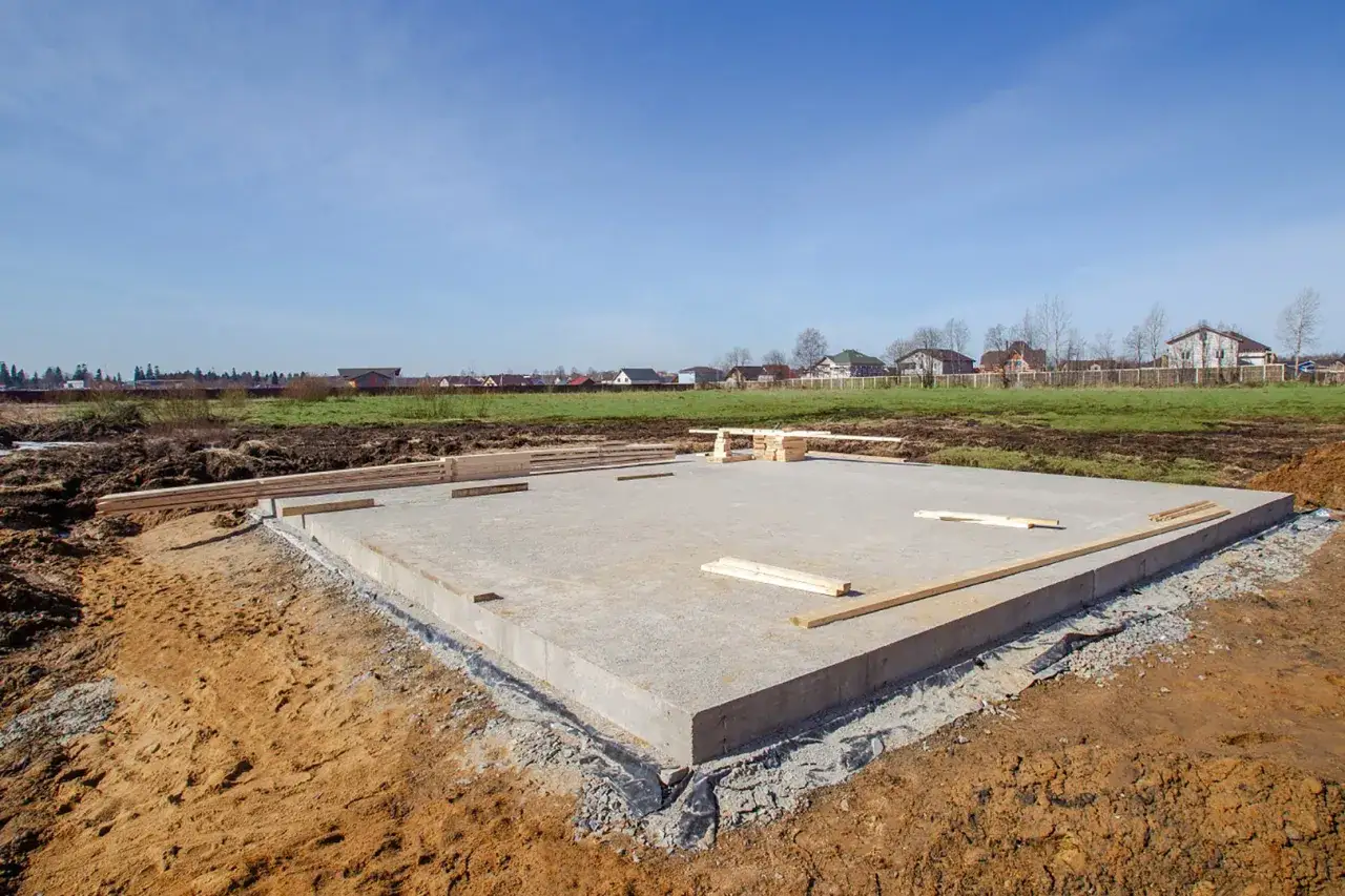 Płyta fundamentowa pod dom 100m2, gotowa do dalszych prac. Widać ile betonu na fundamenty domu 100m2.