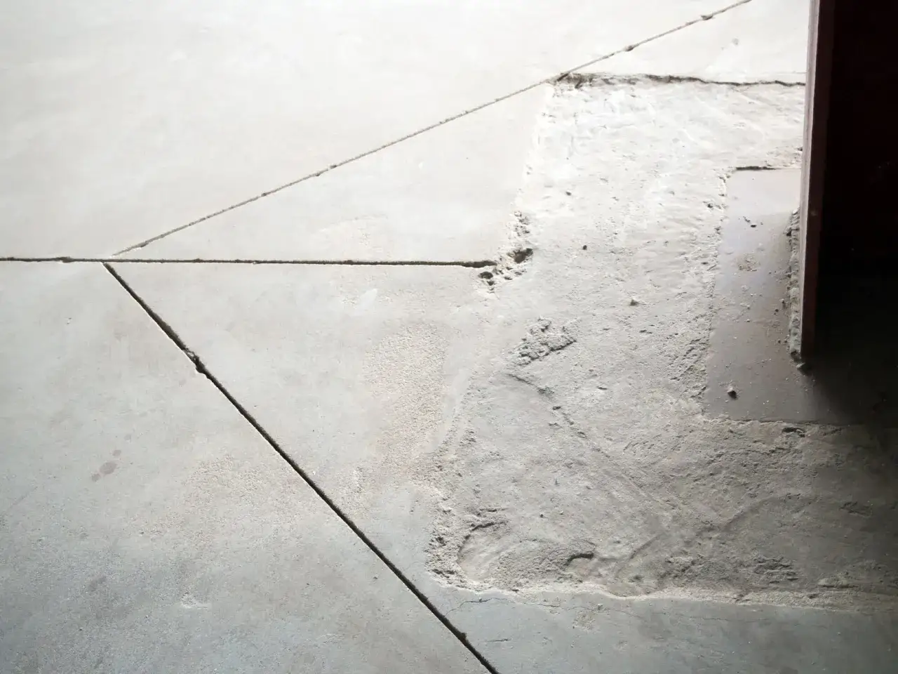 Nacięcia na wylewce betonowej, które pomogą w prawidłowym wykonaniu dylatacji. Widać fragmenty wypełnione zaprawą.