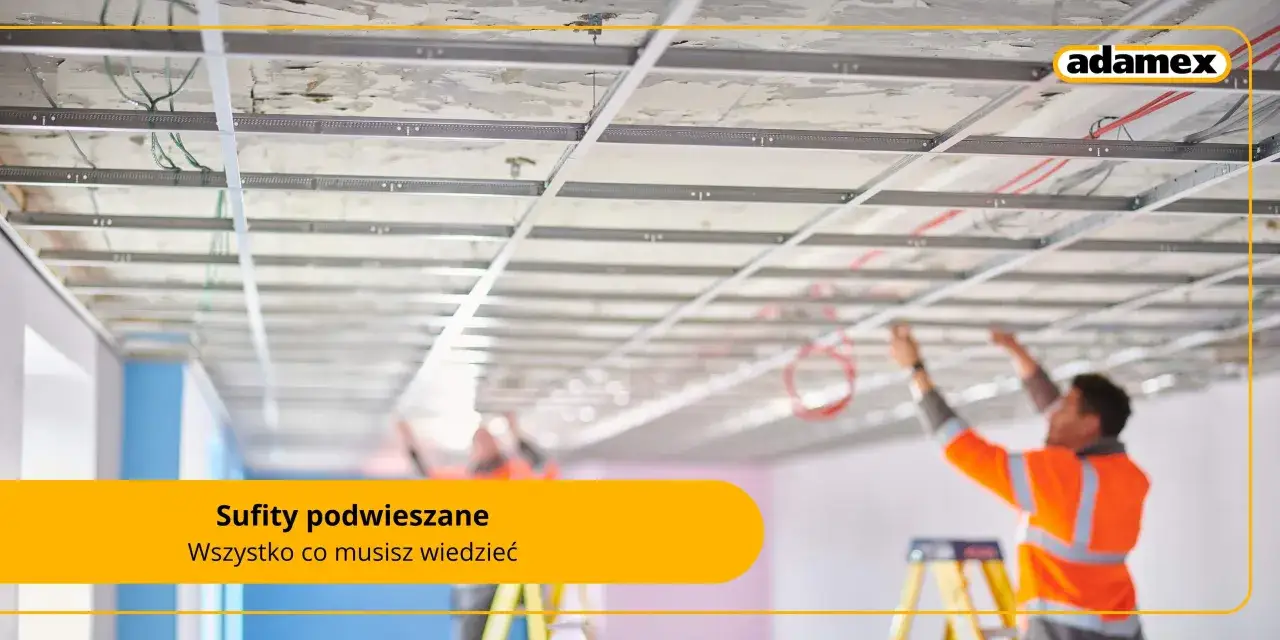 Montaż konstrukcji pod sufity podwieszane, przypominającej system Armstrong. Pracownik na drabinie dokłada starań, by wszystko było idealnie.