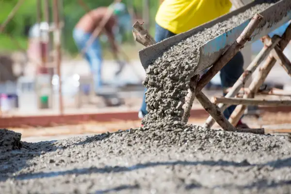 Beton B20 lub B25 leje się na fundament. Praca na budowie trwa.