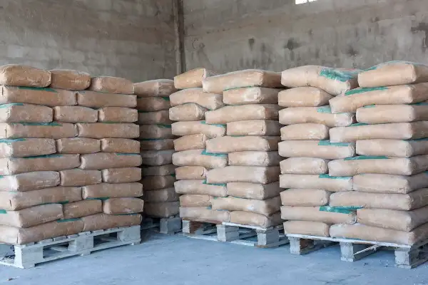 Stosy worków z cementem, idealne na fundament. Jaki cement na fundament wybrać? Tu znajdziesz odpowiedź.
