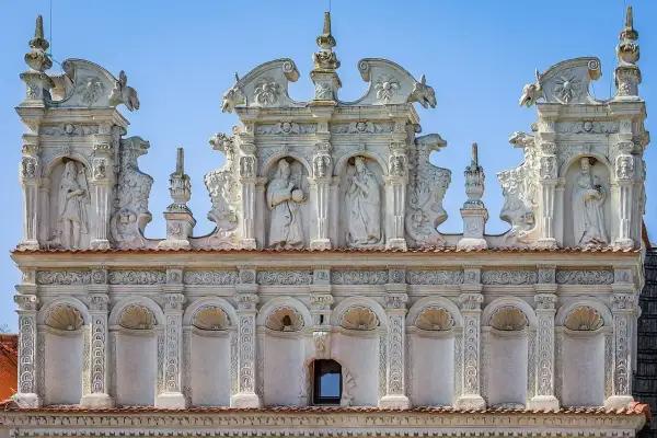 Bogato zdobiona attyka z rzeźbami i ornamentami, przykład renesansowej architektury. Co to jest attyka? To nadbudowa nad głównym gzymsem budynku.
