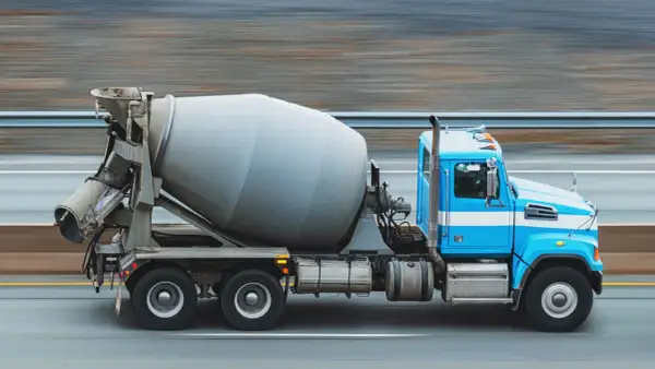 Niebieska gruszka betonu pędzi po drodze. Zastanawiasz się, ile kosztuje grucha betonu?
