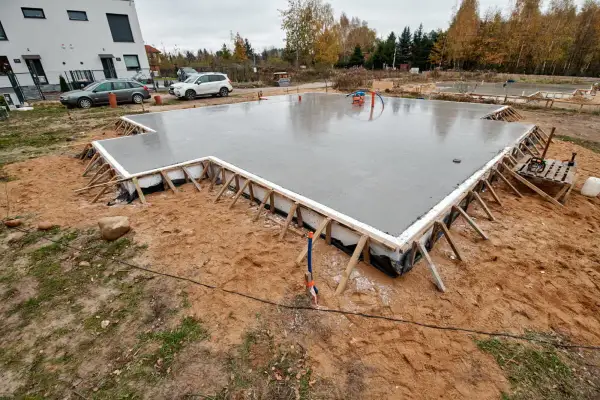 Solidne fundamenty pod dom parterowy wylewane na mokro. Płyta fundamentowa zbrojona i zaizolowana, gotowa na dalsze prace budowlane.